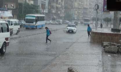 الدفع بـ80 سيارة لشفط مياه الأمطار بأحياء شرق القاهرة