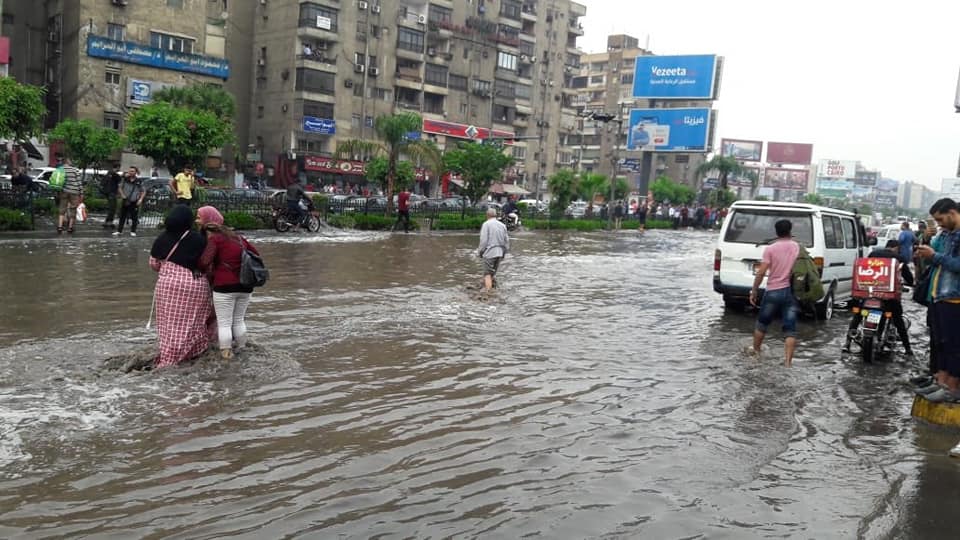 بالصور والفيديو.. القاهرة تعاني شللا مروريا في قبضة أمطار 