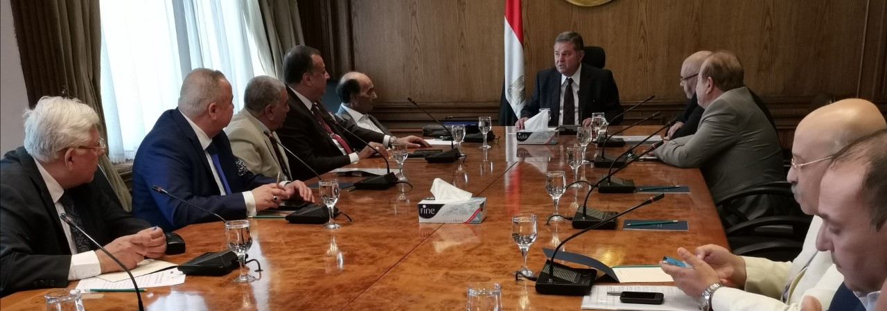 وزير قطاع الأعمال العام يجتمع مع الاتحاد المصري لجمعيات المستثمرين