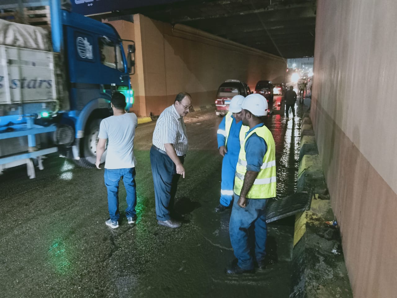 بالصور.. محافظ الجيزة يقود عمليات شفط مياه الامطار بالشوارع ليلا وحتي الساعات الاولى من صباح الاربعاء