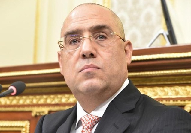 وزير الإسكان يستعرض المخطط التنموى للأراضى المحيطة بمحور المحمودية بمحافظة الإسكندرية 