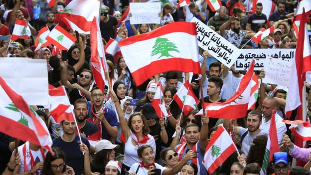 الشارع يواصل التحدي في لبنان لليوم العاشر على التوالي
