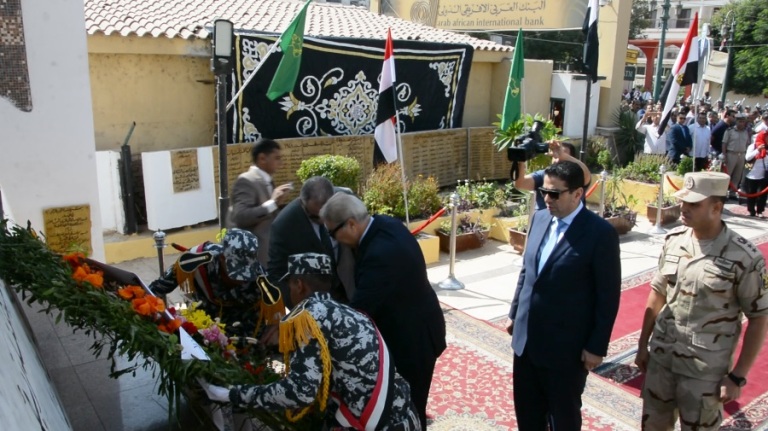 محافظ المنيا يضع إكليل زهور على النصب التذكاري احتفالا بانتصارات اكتوبر

