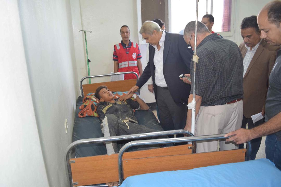 محافظ المنيا يتابع حالة المصابين في حادث انقلاب سيارة ربع نقل

