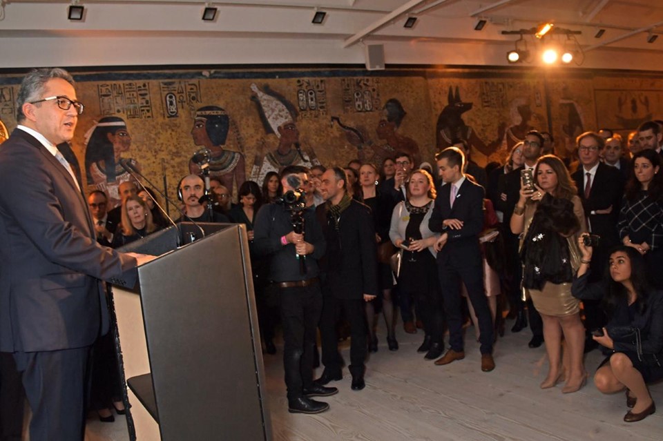 وزير الأثار يفتتح معرض الملك توت عنخ آمون في لندن بحضور 1000 من نجوم المجتمع الانجليزي 