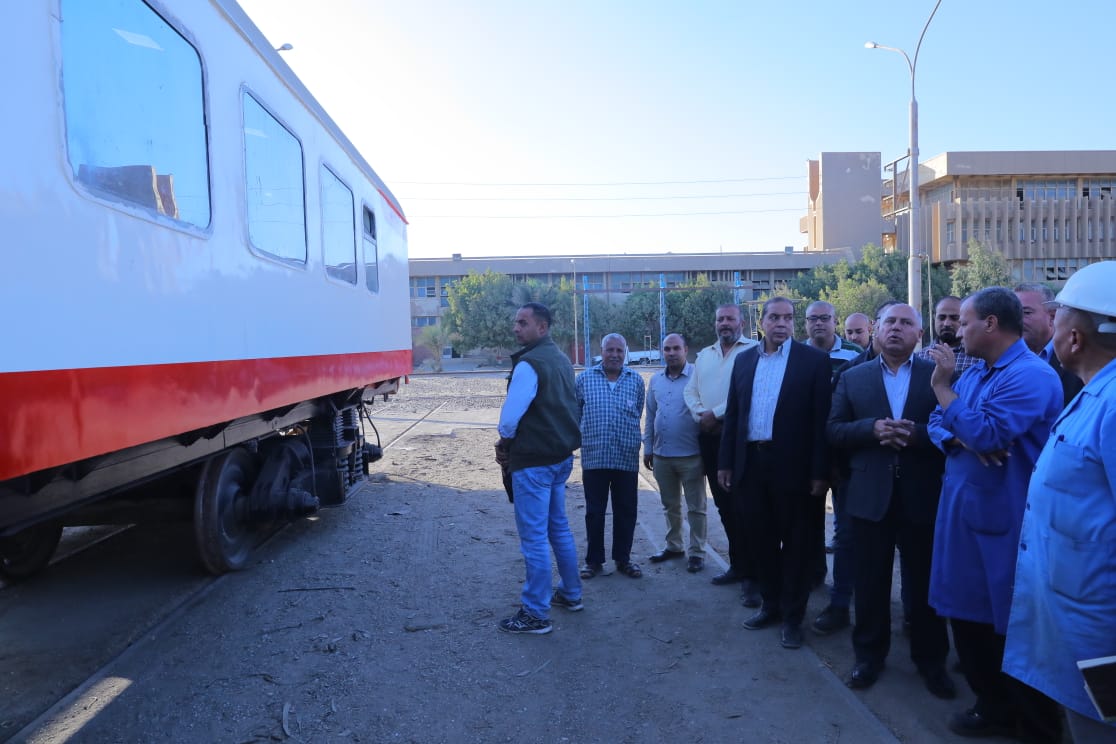 وزير النقل يتابع أعمال التطوير الشامل لـ٩٠ عربة سكة حديد مكيفة بورش كوم أبوراضي 