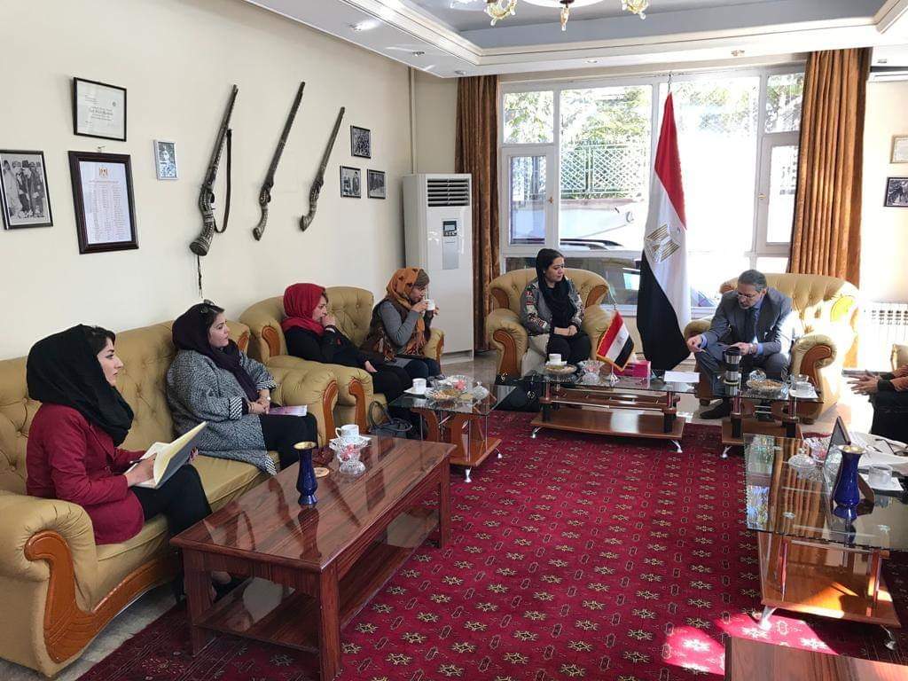 سفير مصر في كابول يستقبل رئيسة وأعضاء مجلس إدارة غرفة تجارة وصناعة سيدات أفغانستان
