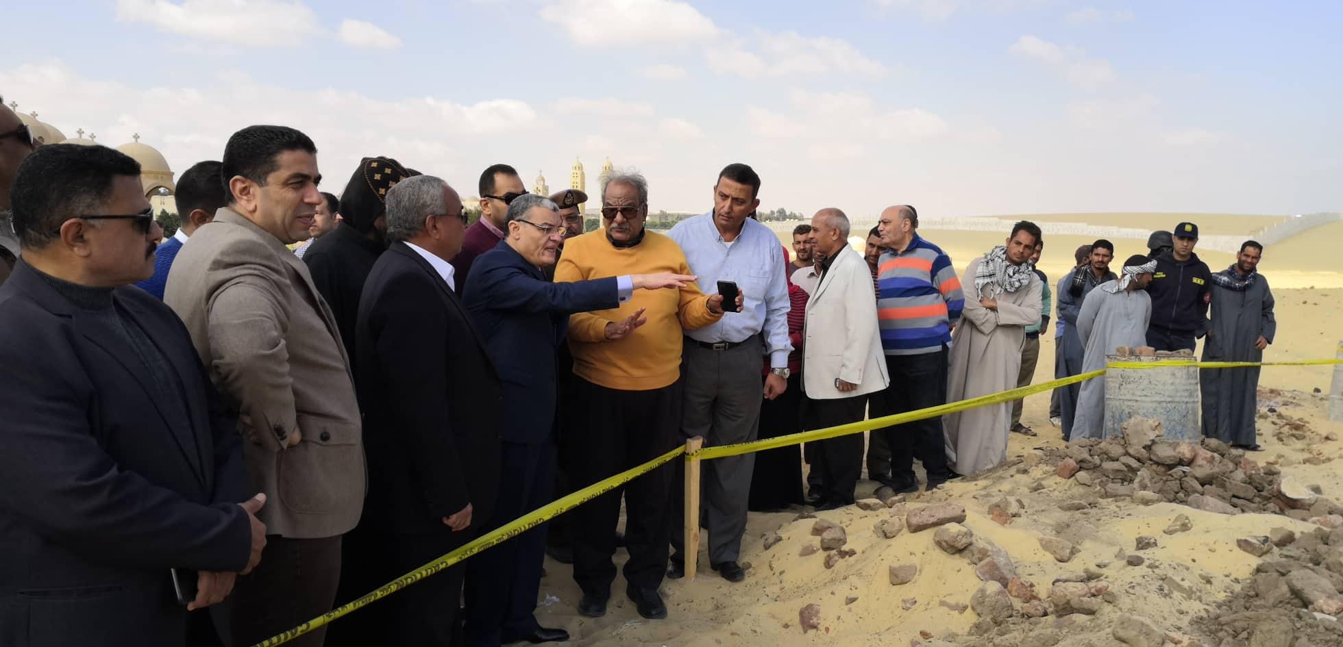 محافظ المنيا يتفقد موقع انهيار السور المحيط بالكنيسة الاثرية  بدير ابو فانا