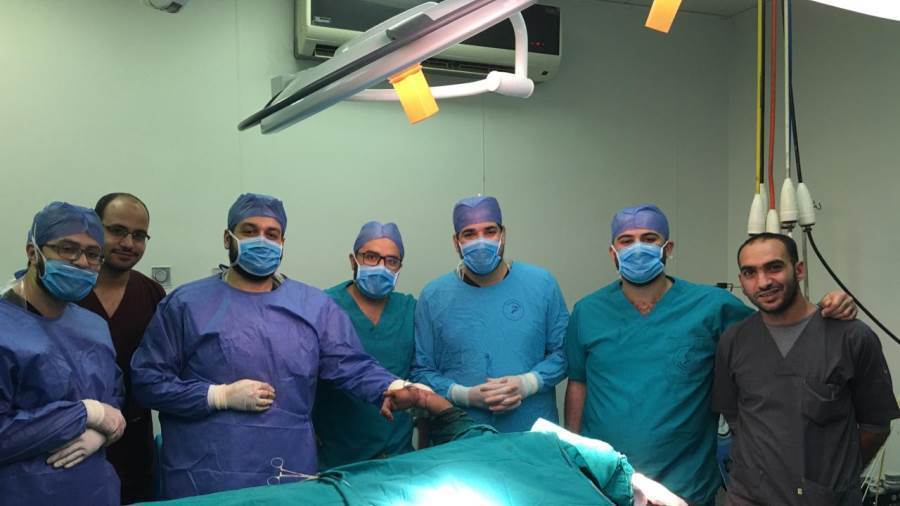 بالصور.. جراحو طوارئ مستشفى المنصورة يعيدون يد شاب بعد قطعها بصاروخ سيراميك
