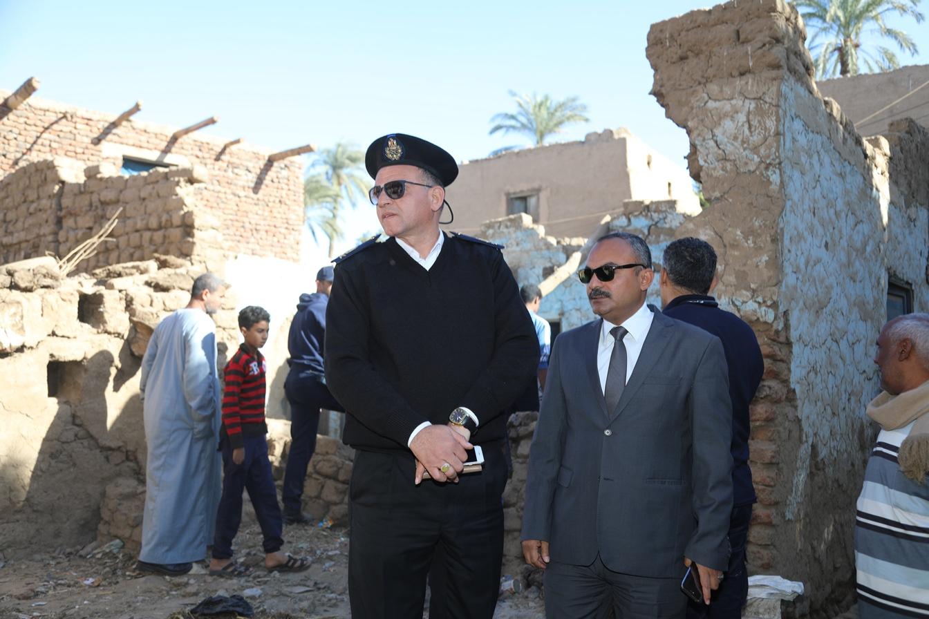 سكرتير عام مساعد محافظة قنا ينتقل لموقع انهيار منزل بمنطقة الحميدات