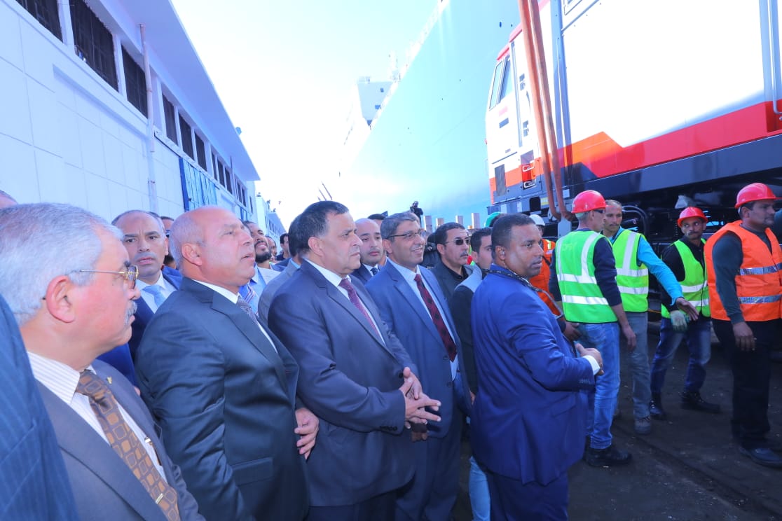 صور.. وصول أول 10 جرارات سكة حديد جديدة إلى ميناء الاسكندرية  