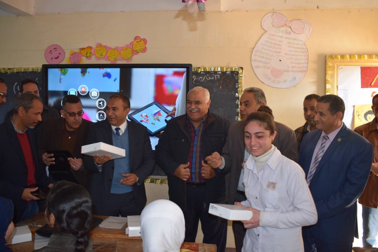 ادارات المنيا التعليمية توزع أجهزة التابلت على طلاب المدارس 
