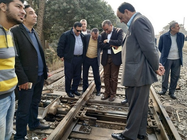 رئيس السكك الحديدية يتفقد مواقع العمل بمشروعات التطوير وكهربة الإشارات على خط 