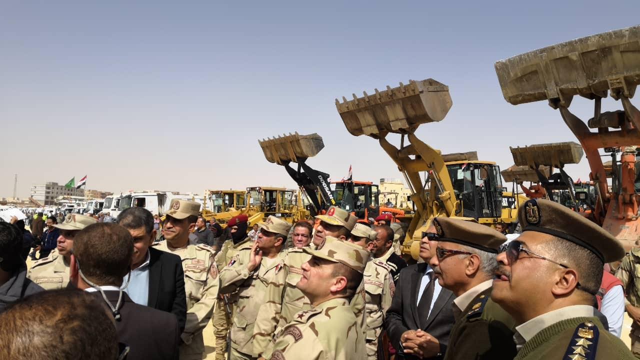 محافظ المنيا يتفقد طابور عرض المعدات ومعسكر الايواء العاجل 
