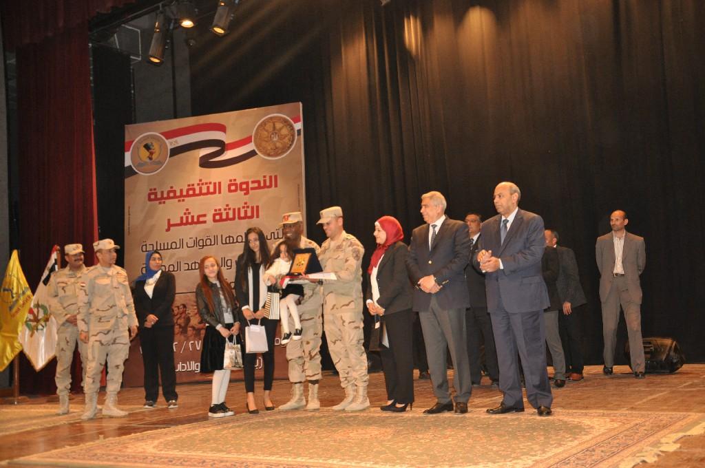 لزيادة الوعي لدى طلاب الجامعات دورة تثقيفية للقوات المسلحة بجامعة المنيا
