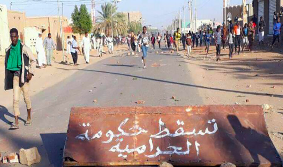 بين مطالب الغرب وعزيمة الشعب: السودان على صفيح ساخن .. ومعارضون يؤكدون حتمية سقوط البشير