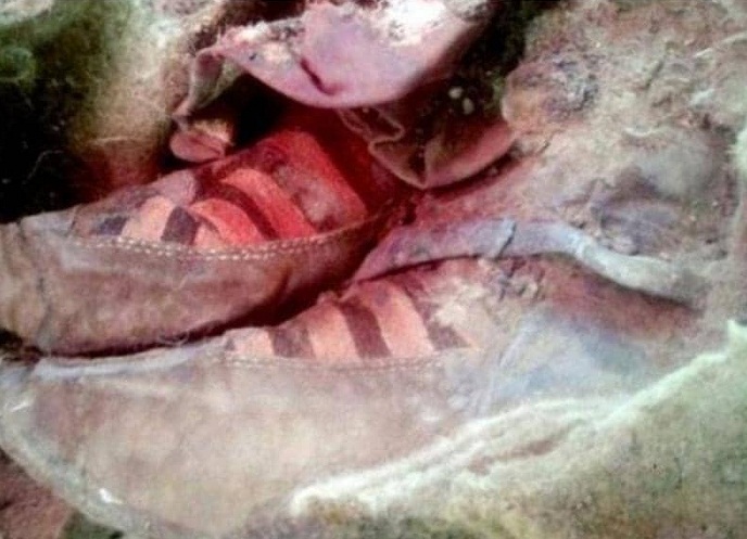 بالصور مومياء منغوليا عمرها 1500سنة ترتدي حذاء شبيحه بأحذية 