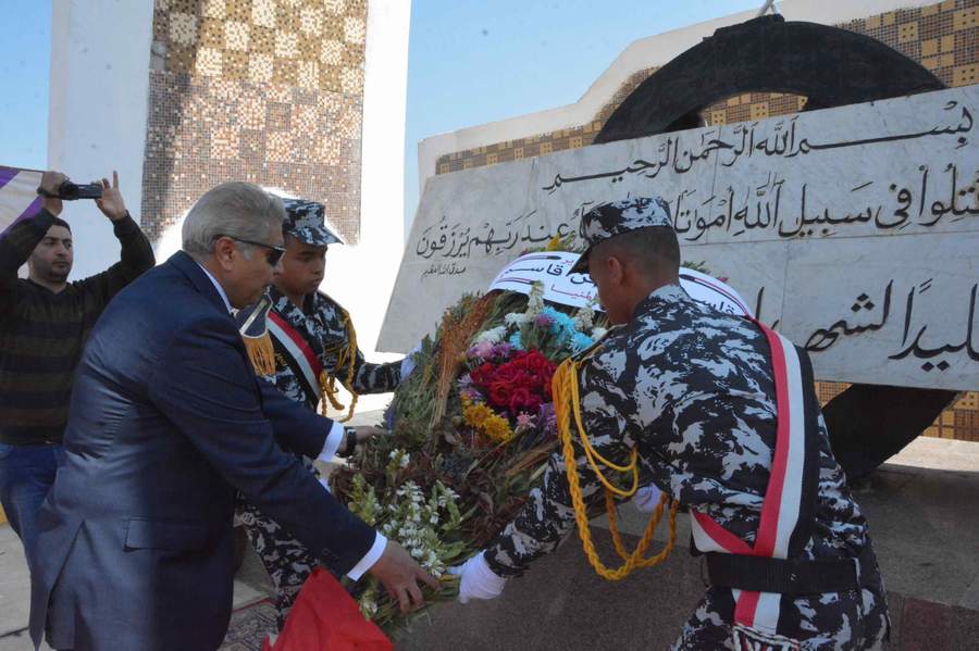 محافظ المنيا يضع أكليل الزهور على النصب التذكاري للشهداء
