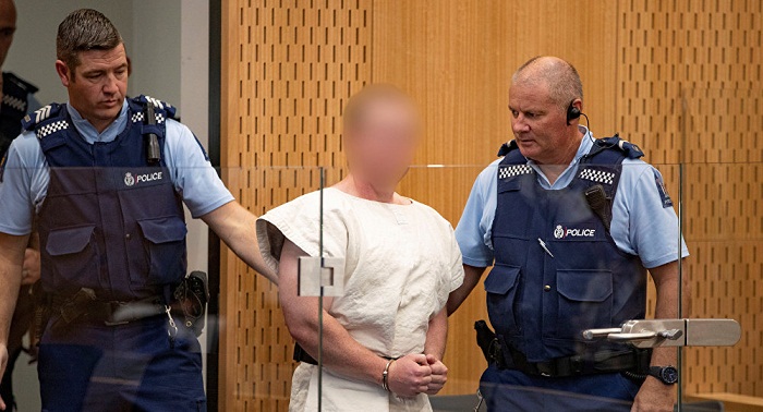 إرهابي مسجدي نيوزيلندا يتصرف بغرابة مع فكرة الدفاع، والقضاة يخشون من تحويل المحكمة لمنصة تبث أفكاره