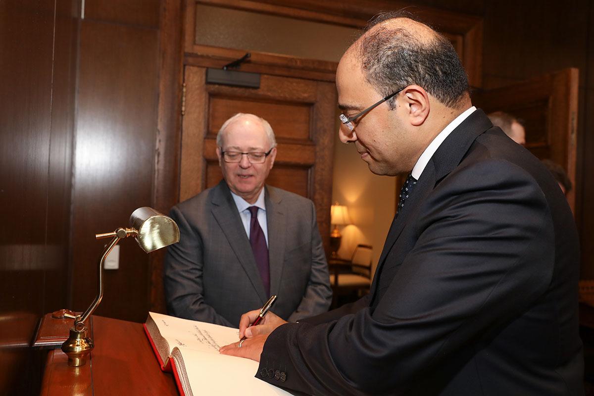 سفير مصر في أوتاوا يلتقى رئيس مجلس الشيوخ الكندي


