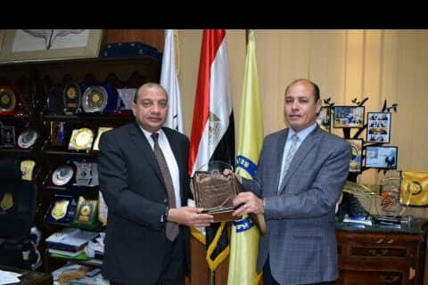رئيس جامعة بني سويف يتسلم درع الجمعية المصرية للدراسات النفسية 