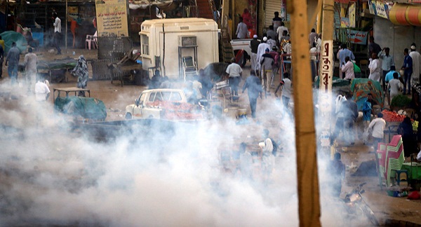 قنابل الغاز تفرق مظاهرات 