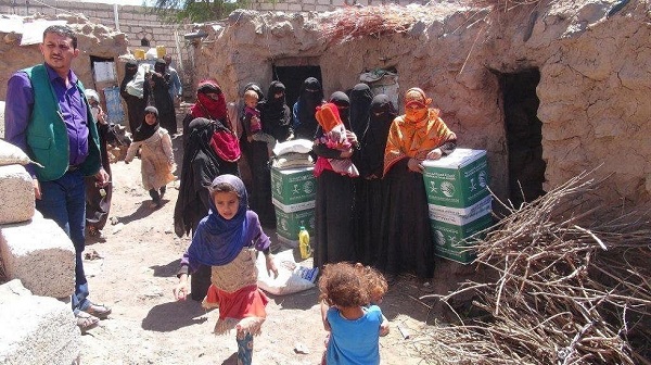مركز الملك سلمان للإغاثة يوزع 750 سلة غذائية ويقدم الرعاية الصحية لـ 420 في اليمن