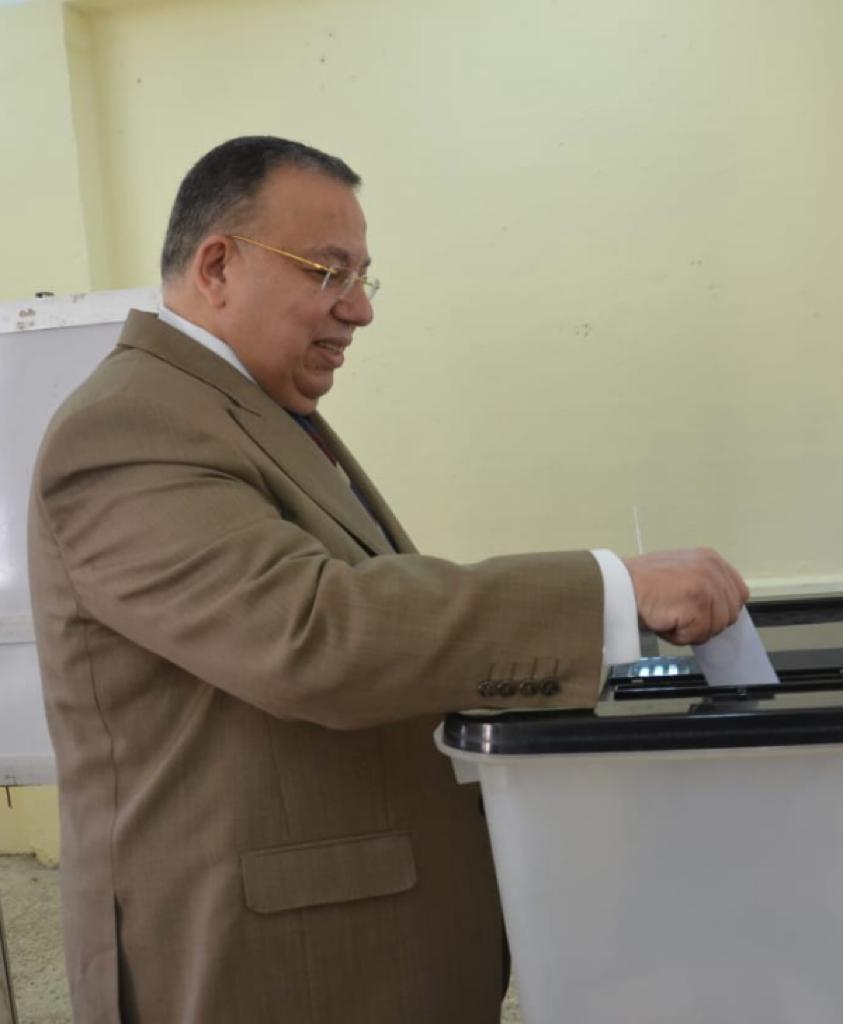 وكيل البرلمان يدلي بصوته في مصر الجديدة