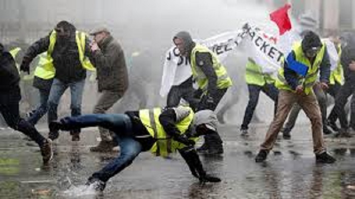 الشرطة الفرنسية تعتقل 126 من متظاهري السترات الصفراء، عقب اشتباكات بين الطرفين