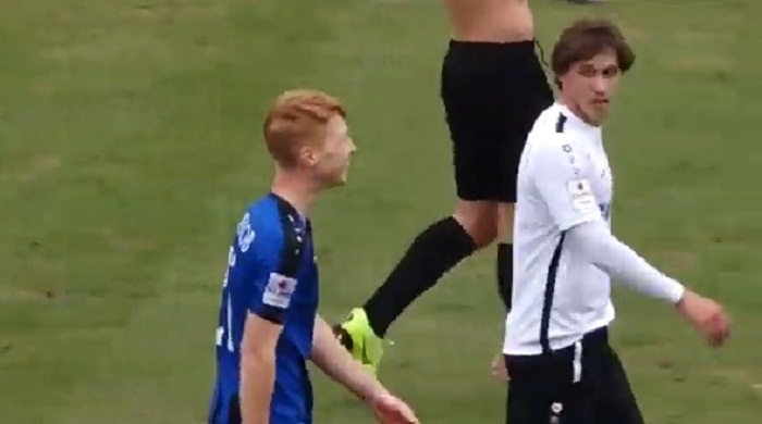 بالفيديو لقطة نادرة للاعب يصيب طائر محلق فوق الملعب بكرة القدم 
