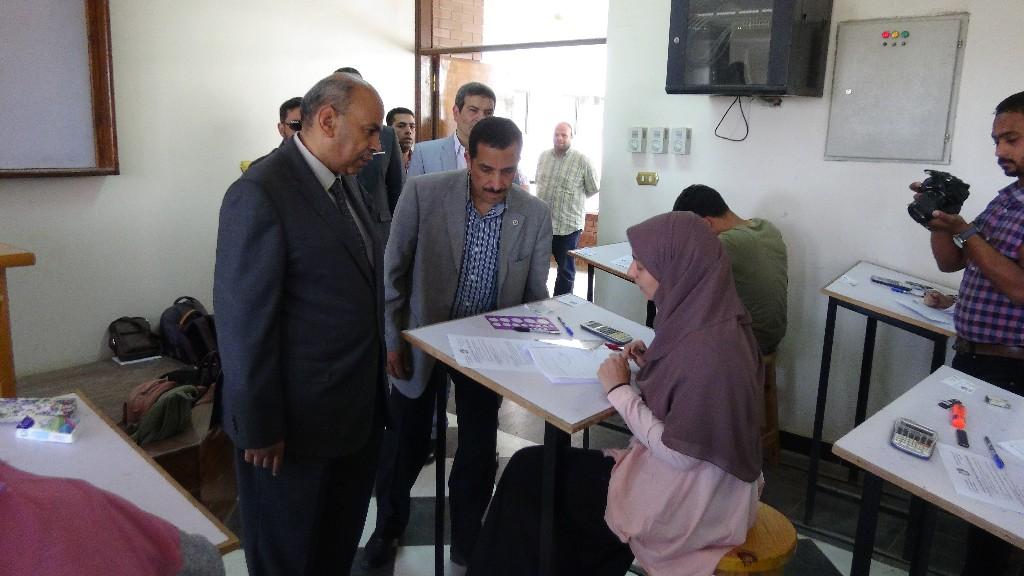 رئيس جامعة المنيا يتفقد الامتحانات بكلية الهندسة