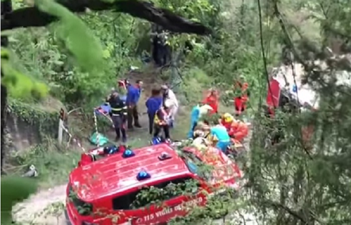 بالفيديو مصرع روسية وإصابة نحو 40 آخرين في إنقلاب حافلة سياحية في ايطاليا