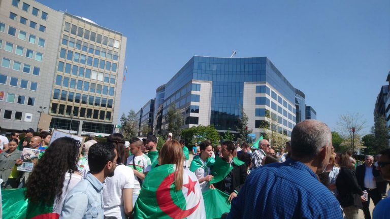 الإذاعة الرسمية تتوقع تأجيل الانتخابات الرئاسية في الجزائر

