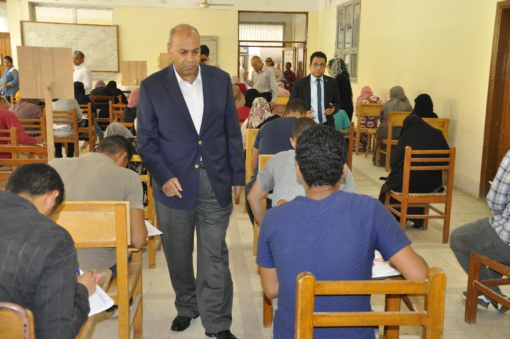  رئيس جامعة المنيا يتفقد الامتحانات 