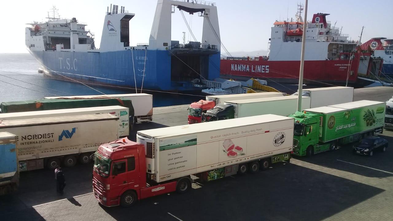 ارتفاع معدل تداول الشاحنات والمبردات المحملة بالبضائع للأسواق السعودية والخليحية بموائ البحر الأحمر