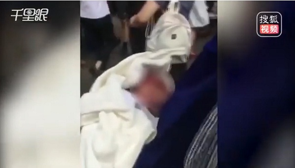 بالفيديو الشرطة تعتقل سيدة ألقت مولودها من الطابق الثالث فور قطعها للحبل السري