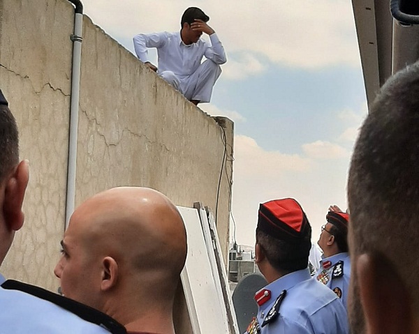 بالصور من أعلى مبنى وزارة الأوقاف هدد بالإنتحار إن لم يعين 