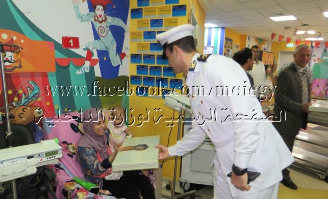 وفد من ضباط الداخلية يواصل زيارته لعددٍ من المستشفيات بمناسبة حلول عيد الفطر المبارك