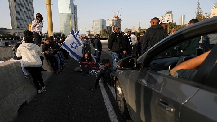 طائفة الفلاشا في إسرائيل تحتج وتتهم الشرطة بالعنصرية عقب مقتل أحد أفرادها