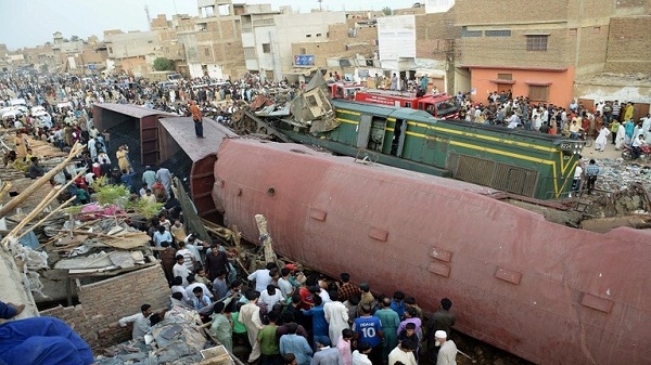 مقتل 9 واصابة 66 في اصطدام قطارين بباكستان