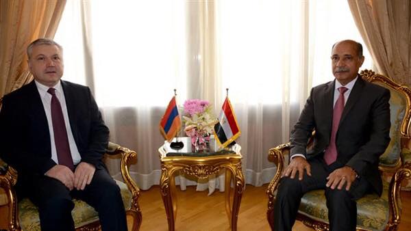 وزير الطيران المدني يلتقي سفير دولة أرمينيا بالقاهرة

