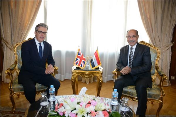 سفير بريطانيا يعتذر لوزير الطيران لعدم إبلاغ مصر مسبقا بتعليق الرحلات