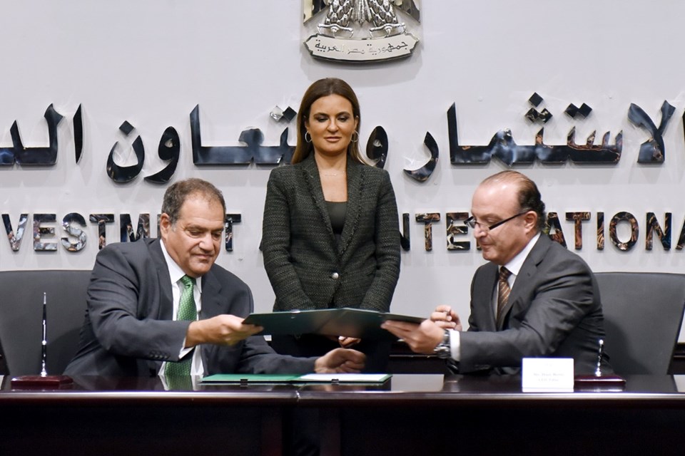 وزيرة الاستثمار تشهد توقيع اتفاق ضخ مؤسسة التمويل الدولية 30 مليون دولار في 