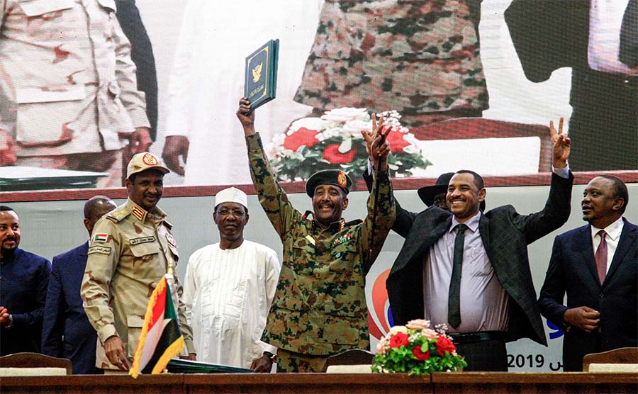 قوى معارضة وخبراء يعلنون تخوفهم بعد عرس السودان: قنابل ملغومة في الوثيقة الدستورية 
