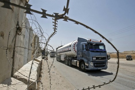 إسرائيل تخفض إمدادات الوقود إلى غزة بعد هجوم صاروخي