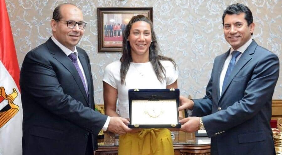 إدريس يشكر الوزير على تكريم فريدة عثمان ودعمه لاتحاد السباحة