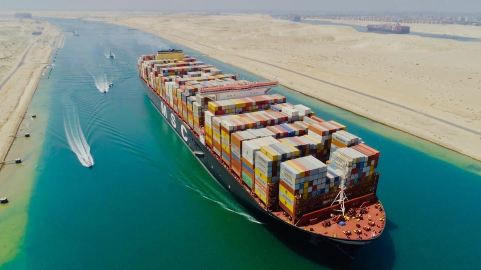 بالصور .. أكبر سفينة حاويات في العالم تعبر قناة السويس بطاقة 