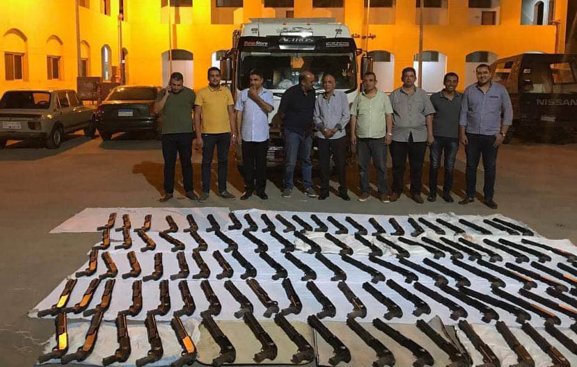 ضبط 100 بندقية على حدود أسيوط بعد تهريبها من ليبيا