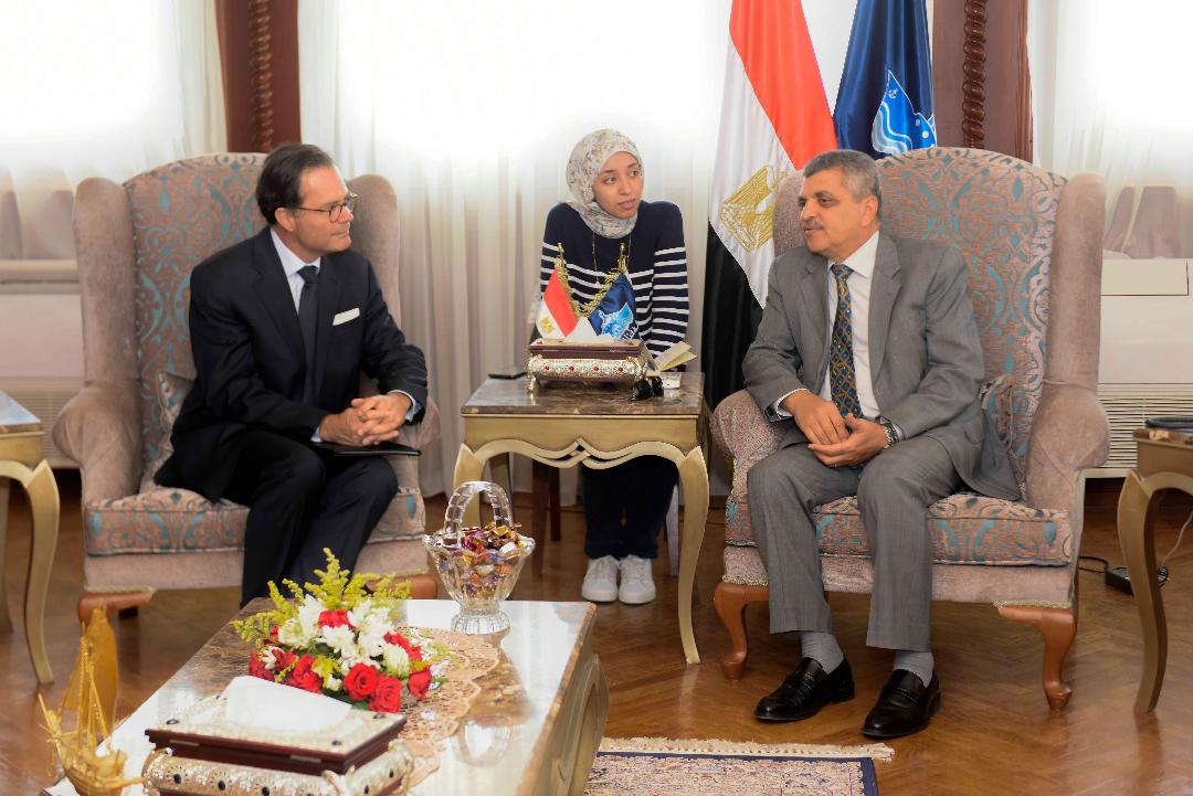 رئيس قناة السويس يبحث مع السفير الفرنسي في القاهرة لبحث سبل التعاون المشترك