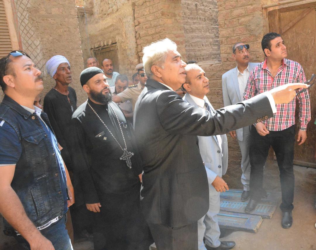 محافظ المنيا يتفقد موقع انهيار 3 منازل قديمة بقرية اتليدم بابوقرقاص

